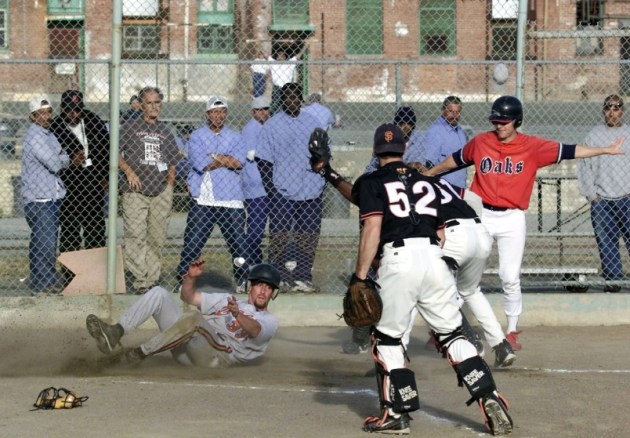 This image has an empty alt attribute; its file name is sq_giants_2.jpg